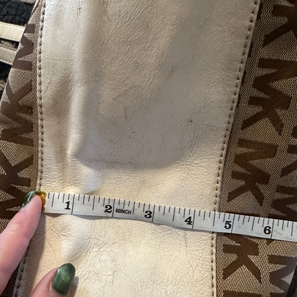 Michael Kors Gansevoort large signature shoulder bag. - Picture 7 of 8